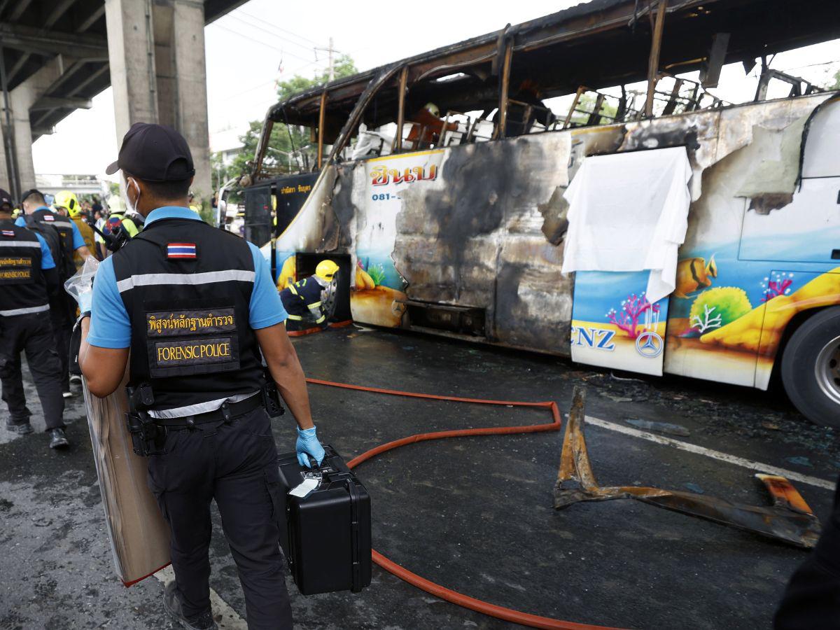 Excursión escolar termina en tragedia: al menos 23 muertos deja incendio de bus en Tailandia