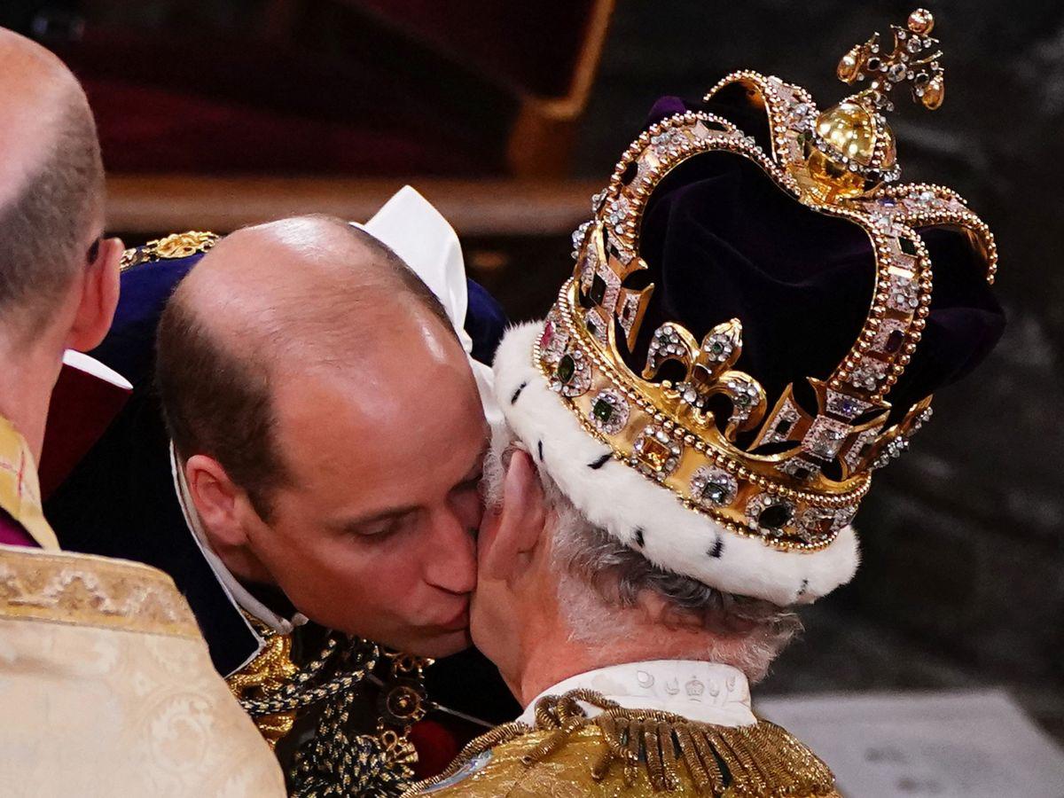 El beso tras jurar lealtad que le dio William a su padre Carlos.