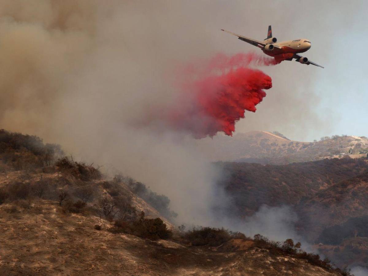 Incendios en Los Ángeles: ¿Qué es y cómo funciona el polvo rosa que usan en California?