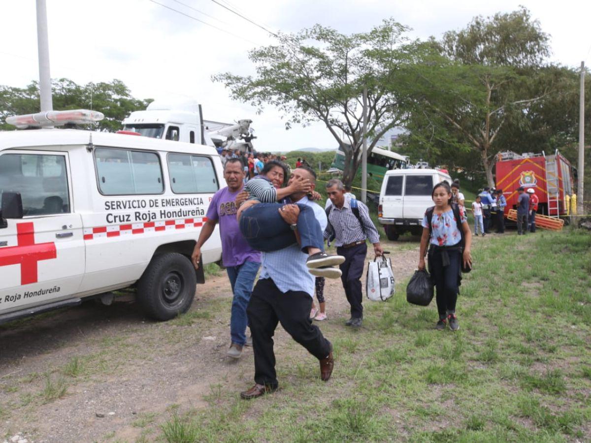 Algunos pasajeros de la unidad de transporte público también resultaron lesionados y fueron llevados a un centro médico.