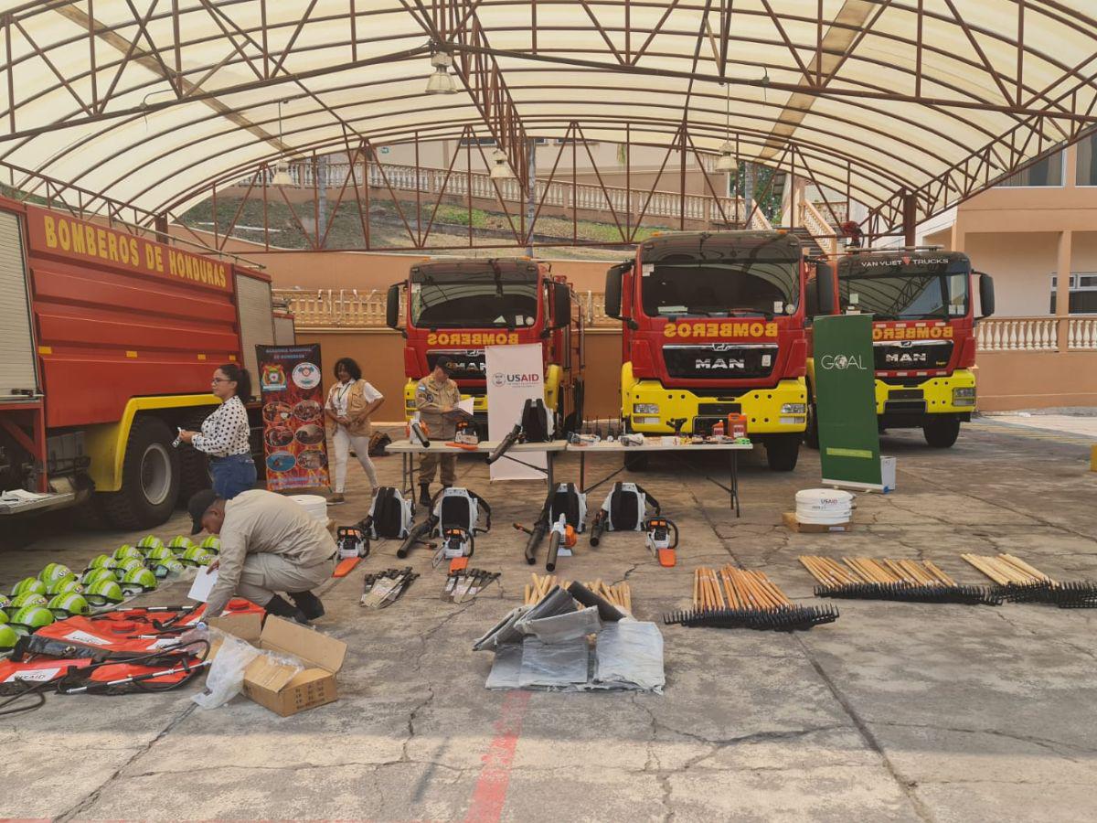 El Cuerpo de Bomberos hizo una presentación de los camiones e insumos.