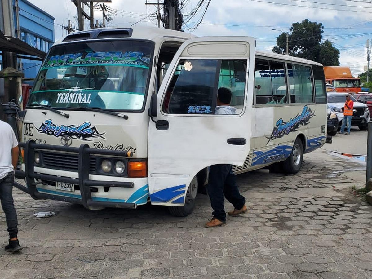 Dos heridos tras tiroteo a bus rapidito en Choloma