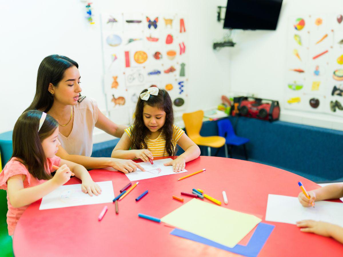 ¿Su hijo está listo para ir al kinder? Esta guía lo sacará de la duda