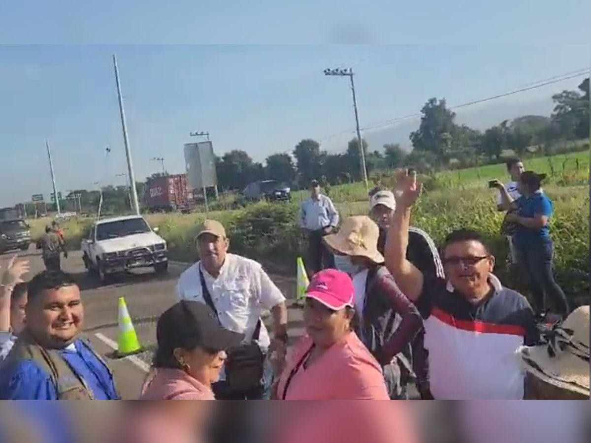 Nacionalistas denuncian detención de buses previo a movilización; autoridades lo niegan