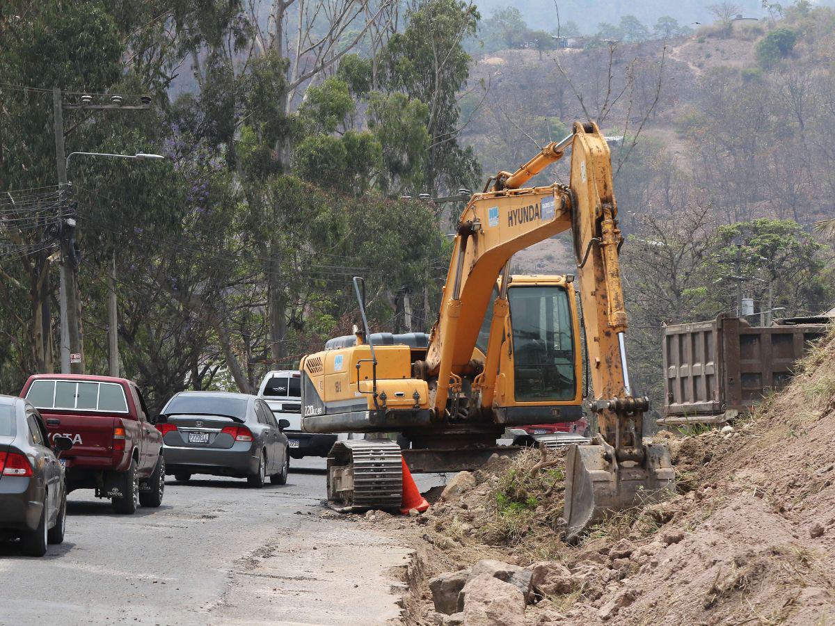 Por ahora las máquinas y tractores raspan la superficie de la calle para prepararla para nuevas capas de cemento hidráulico.