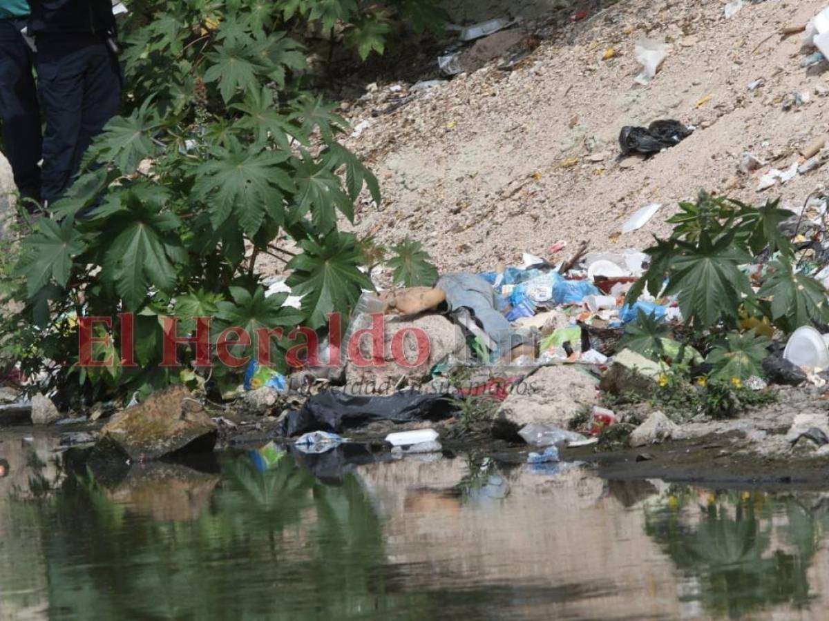 Una gran cantidad de basura rodea el cadáver del hombre aún desconocido.