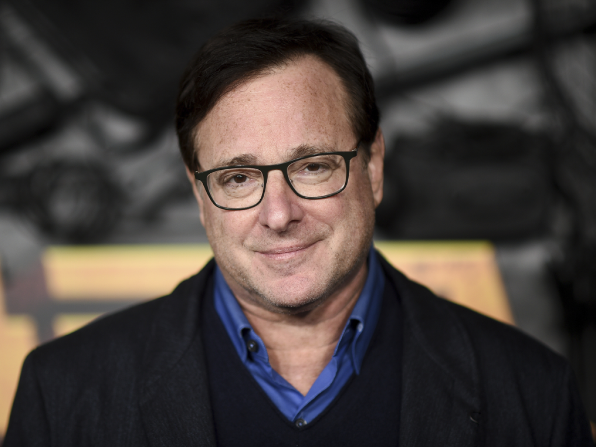 Fracturas del actor Bob Saget pudieron ser por una caída en un piso alfombrado