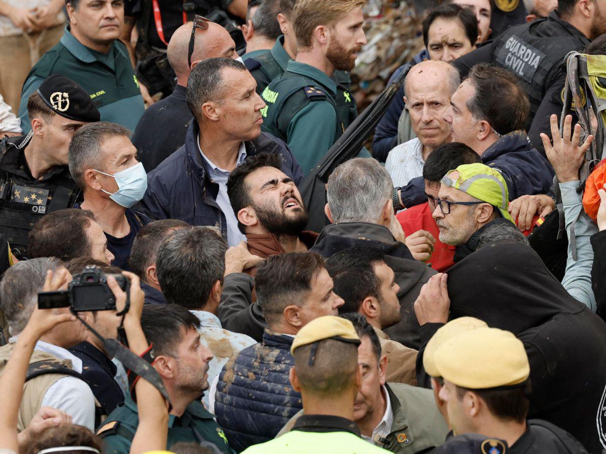 Con insultos y lodo reciben a los reyes de España en Valencia