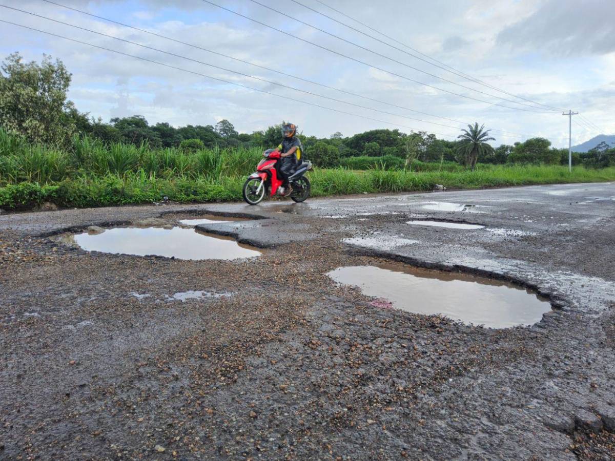 ¡Un peligro! Destrozada carretera hacia zonas turísticas de Atlántida y Colón