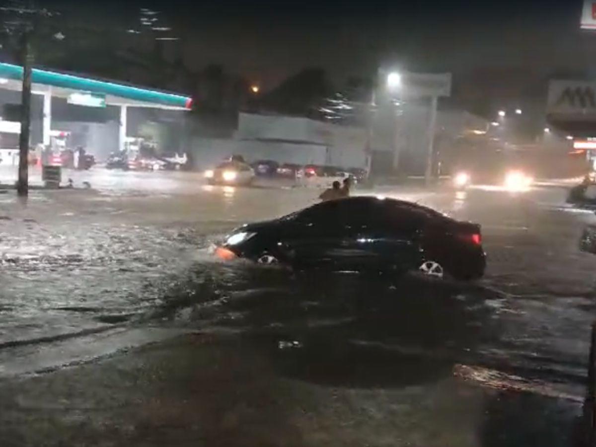 Fuertes lluvias provocan inundaciones en varias zonas de la capital