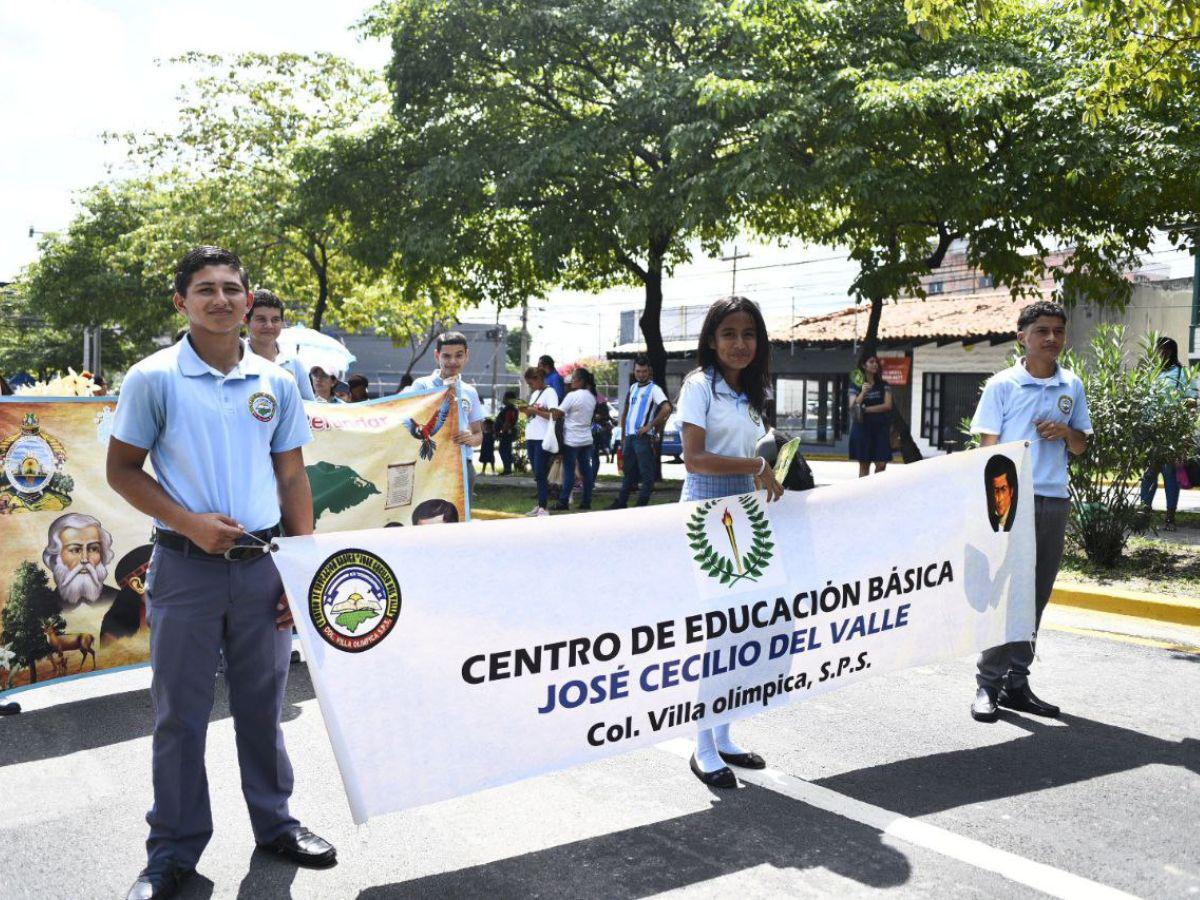 Alumnos de educación básica desfilan en San Pedro Sula previo a aniversario de independencia patria