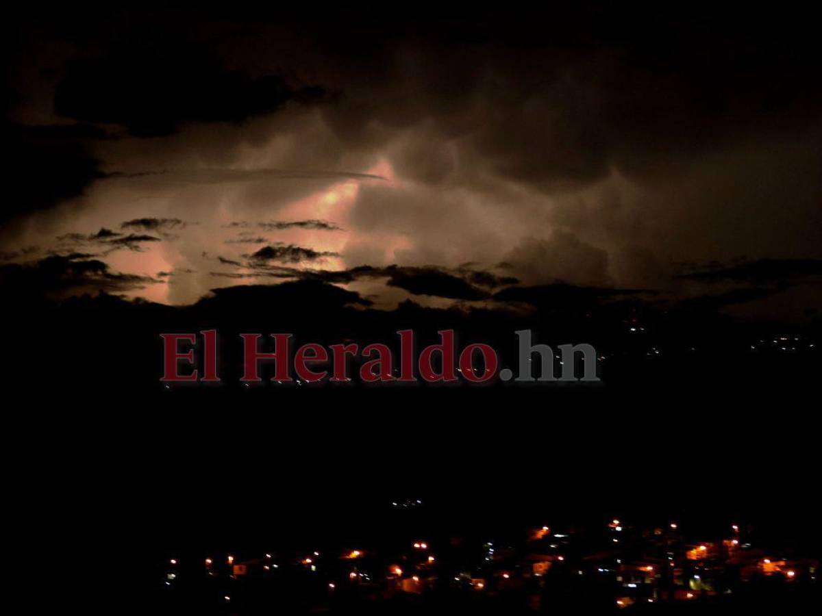 Lluvias acompañadas de actividad eléctrica continúan durante este fin de semana en Honduras