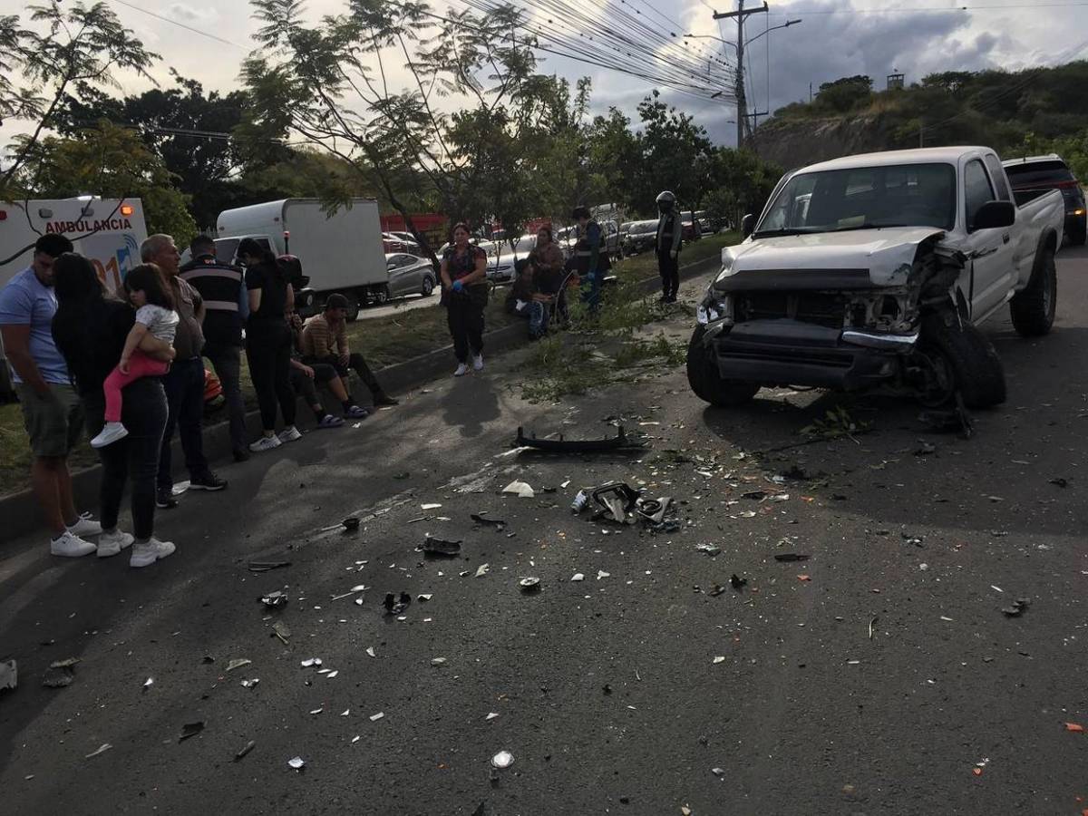 En contravía y sobre la mediana quedaron vehículos tras fuerte choque en anillo periférico