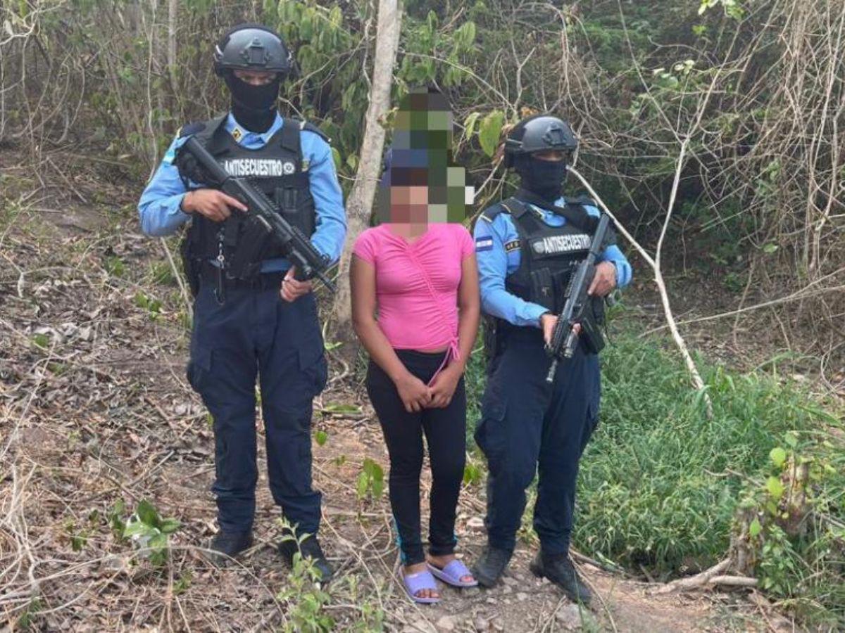 La menor de 11 años tras ser liberada por agentes antisecuestro de la Policía Nacional.