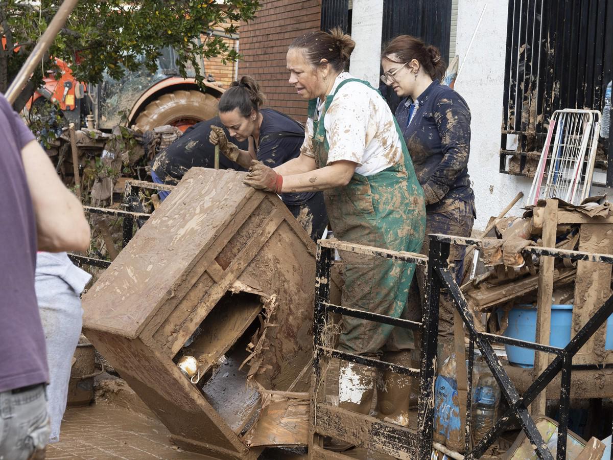 Cientos de voluntarios trabajan en la limpieza y búsqueda de desaparecidos en Valencia