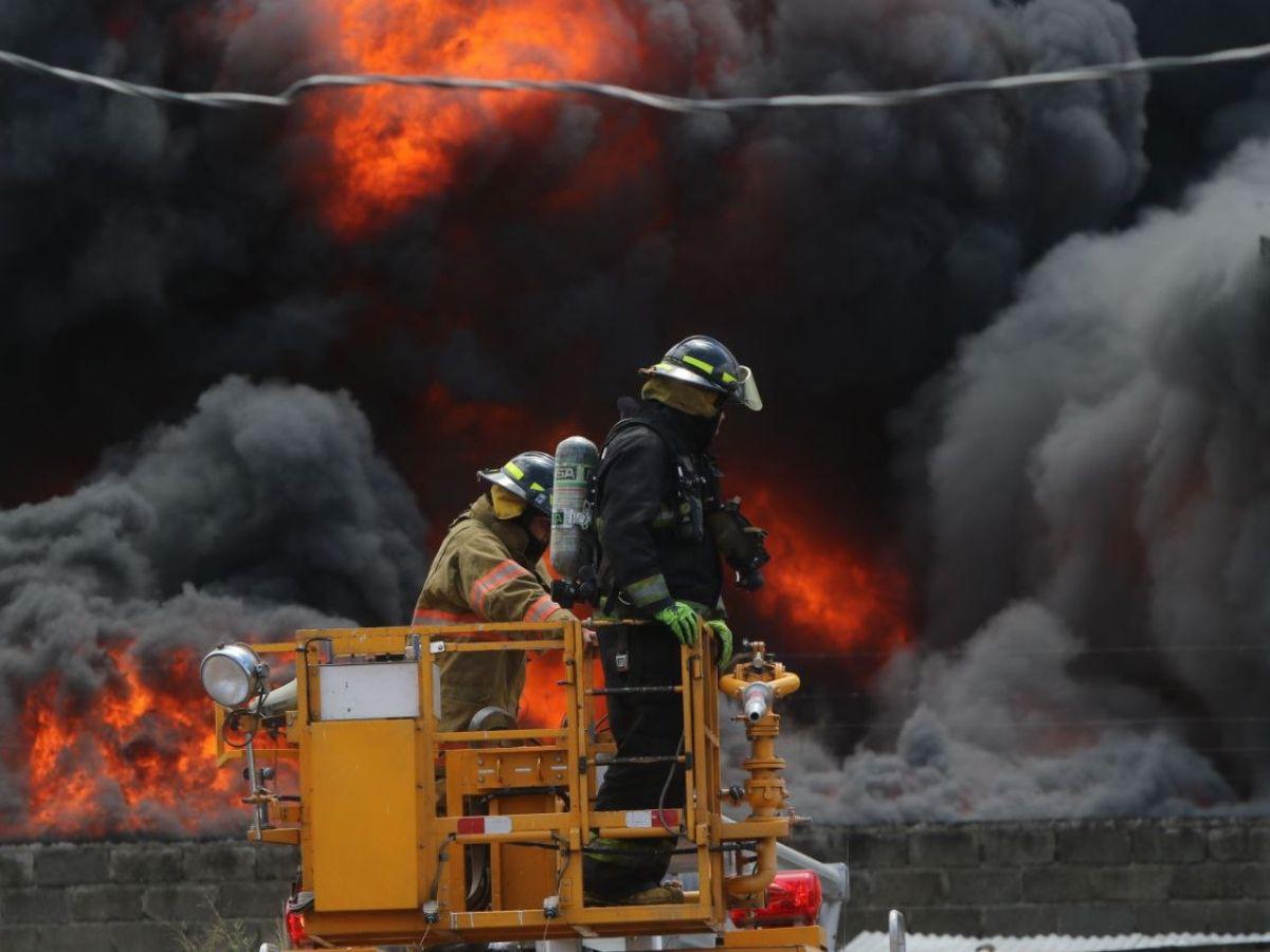 Infierno en El Prado: Bomberos batallan contra las furiosas llamas