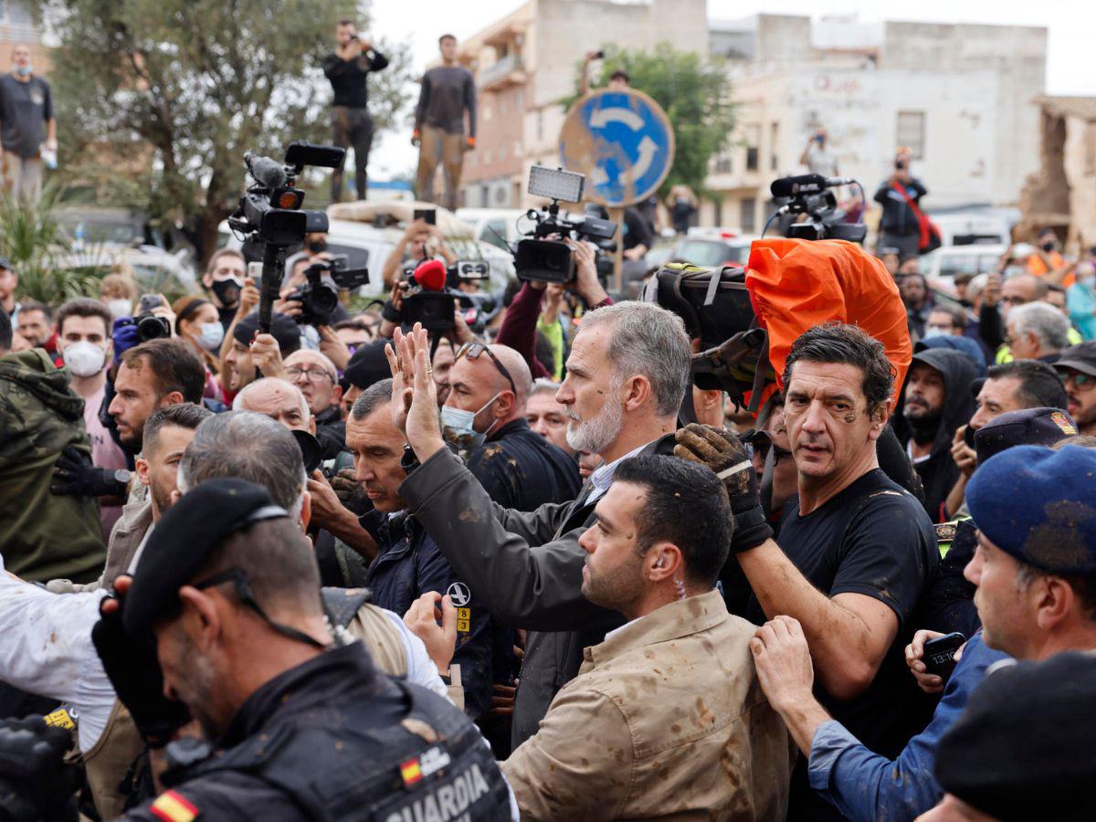 Con insultos y lodo reciben a los reyes de España en Valencia