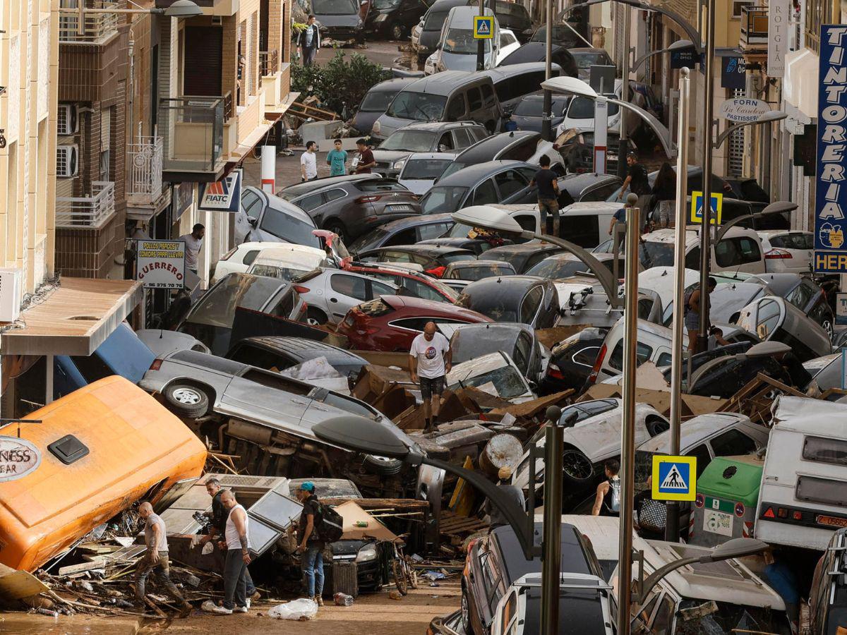 Con decenas de carros apilados en sus calles amaneció Valencia tras el paso de la DANA