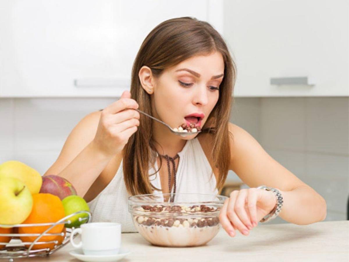 Comer rápido provoca que las personas no se sientan saciadas con los alimentos.