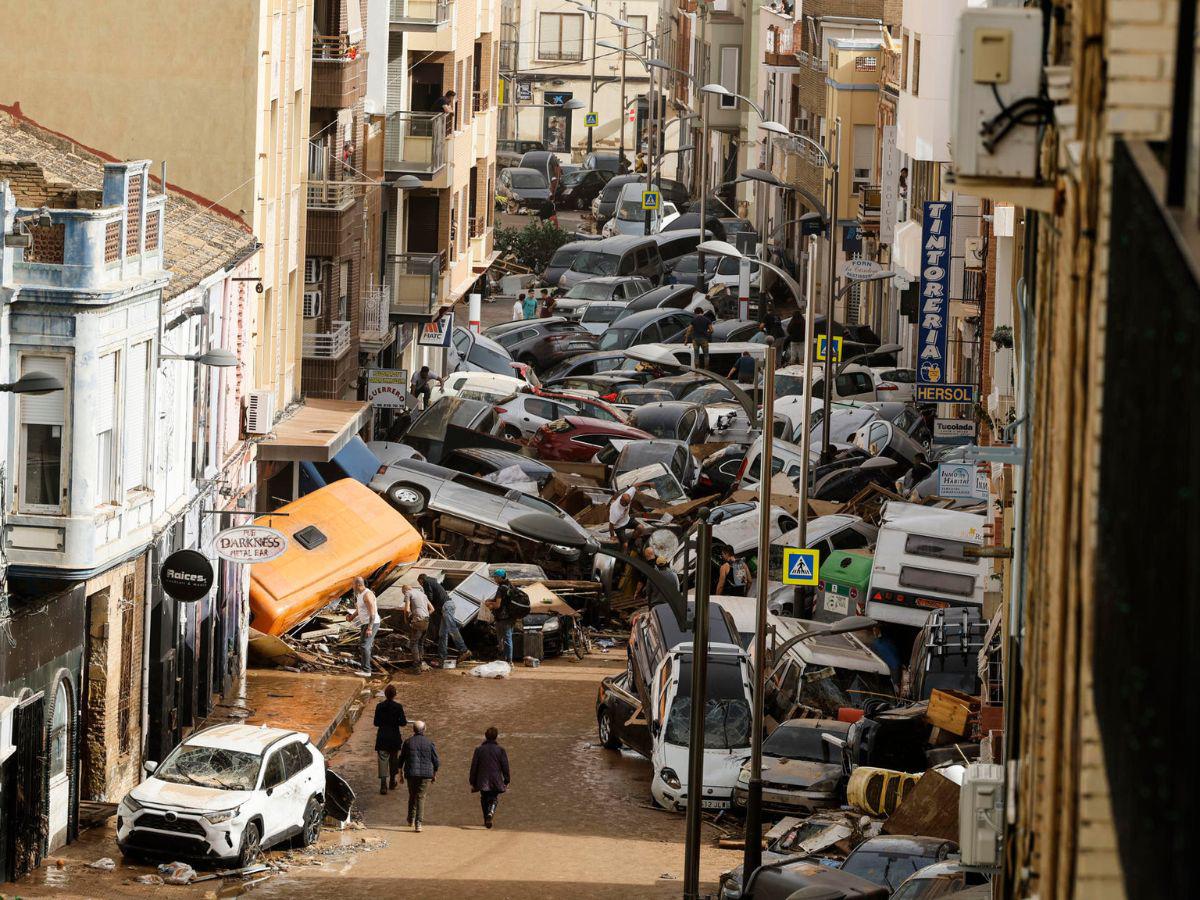 Con decenas de carros apilados en sus calles amaneció Valencia tras el paso de la DANA