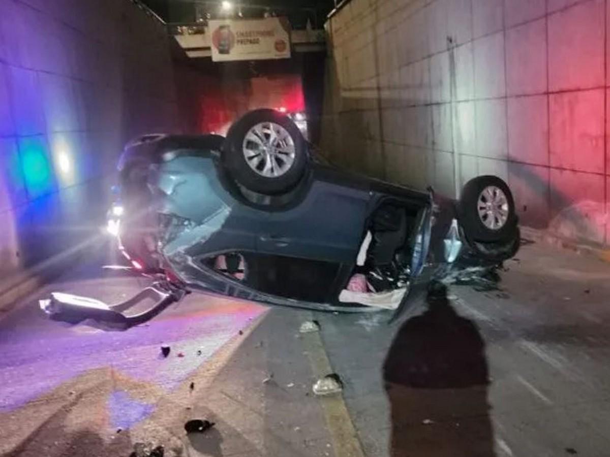 Hallan vehículo volcado en túnel de calle Los Alcaldes de la capital