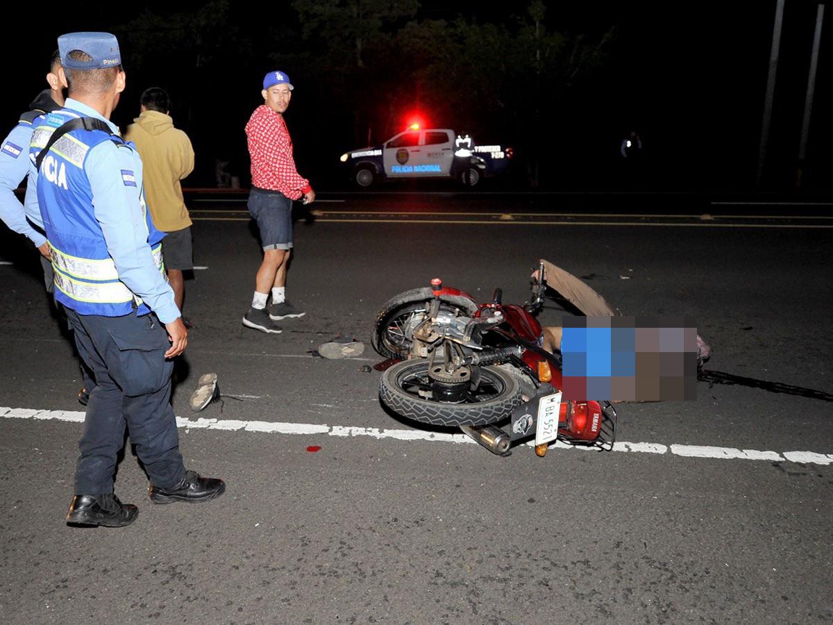 El cuerpo del infortunado hombre quedó junto a su motocicleta.