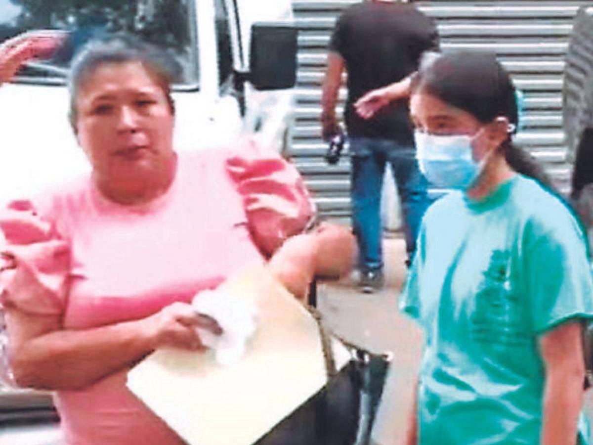 Doña Elda Santos retiró de la morgue el cuerpo de su hija Suami Rodríguez.