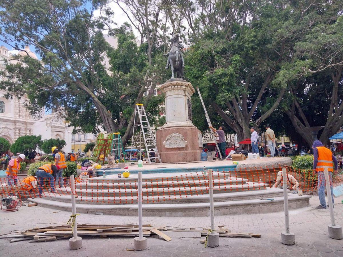 Limpian y remarcan letras de la estatua de Morazán