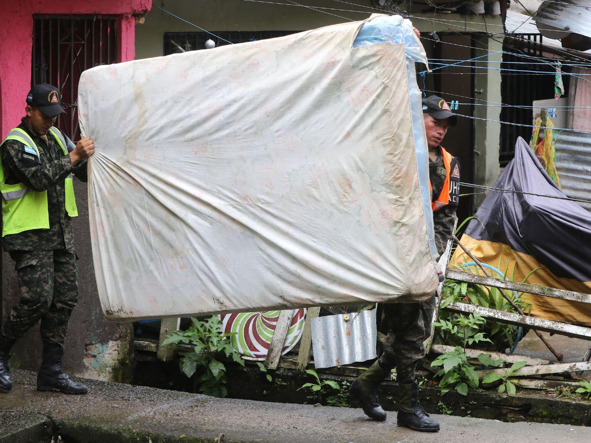 Lluvias por tropical Sara provocan deslizamientos colonia La Peña de la capital