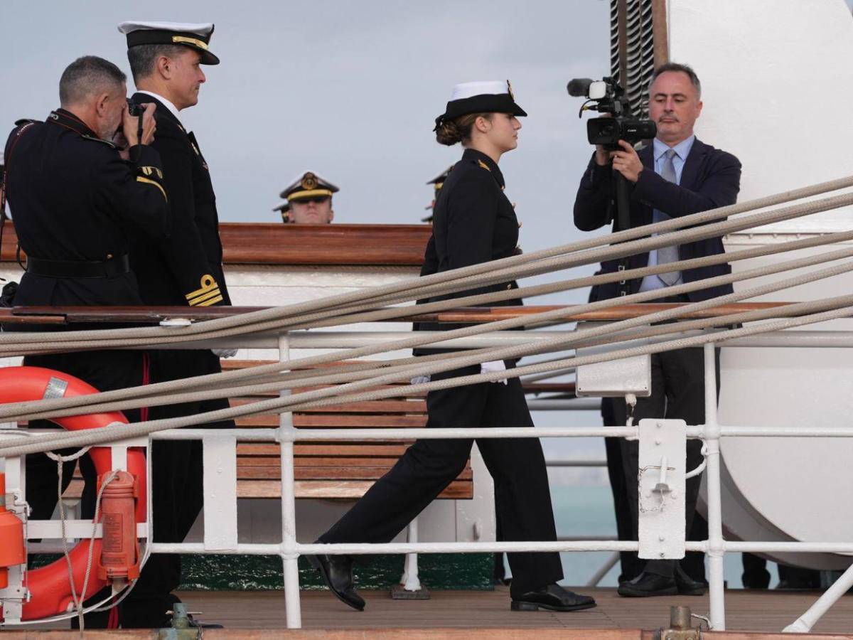 Princesa Leonor se embarca en el buque Elcano; estará en alta mar seis meses