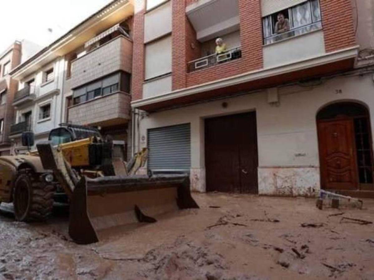 Lorenza, la joven hallada muerta tras la DANA en Valencia; su padre denuncia a sus amigas