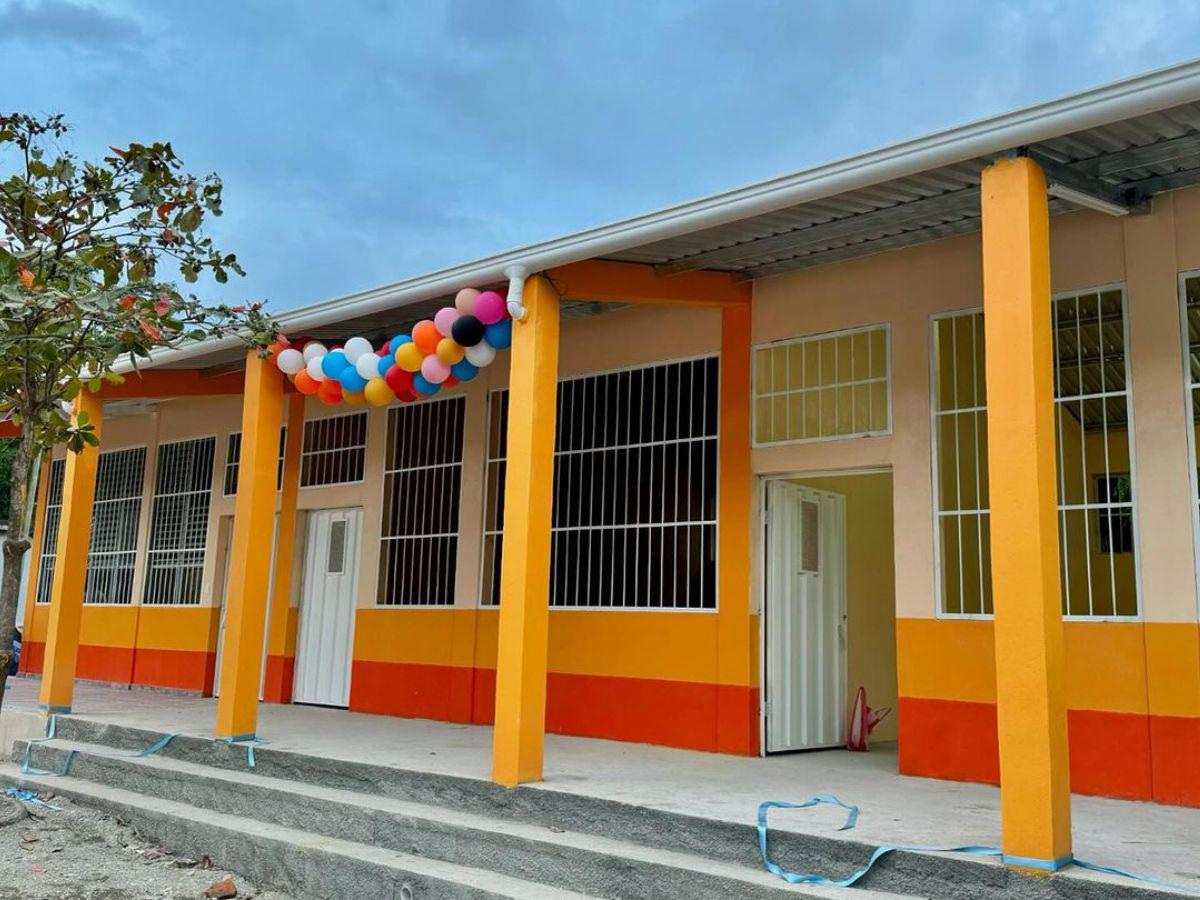 Shin Fujiyama reacciona a placa que colocó el gobierno en escuela que él remodeló en Ocotepeque