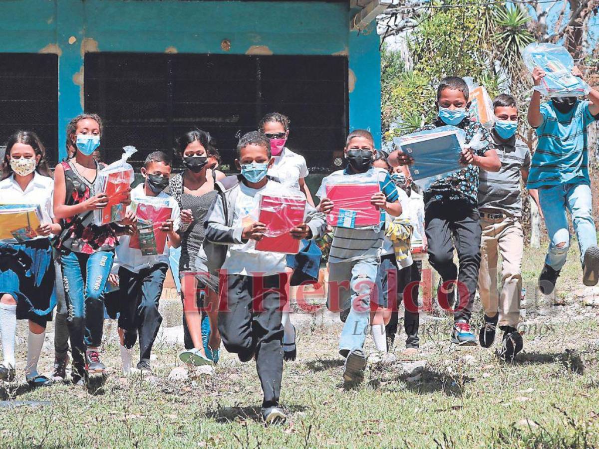 Por falta de recursos para acceder a la virtualidad, en la Escuela Luis Landa imparten clases presenciales.