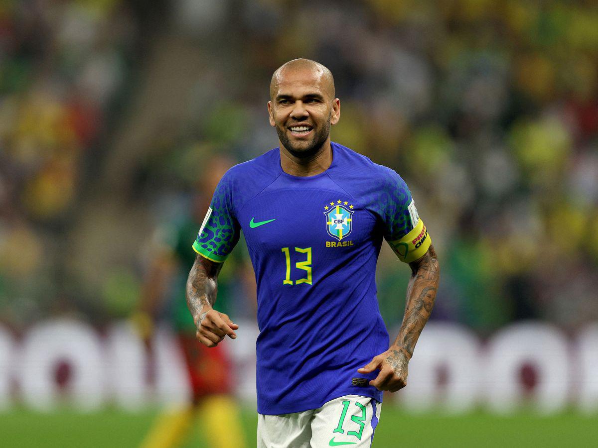 Dani Alves participa en partidos de fútbol en prisión mientras espera inicio del juicio