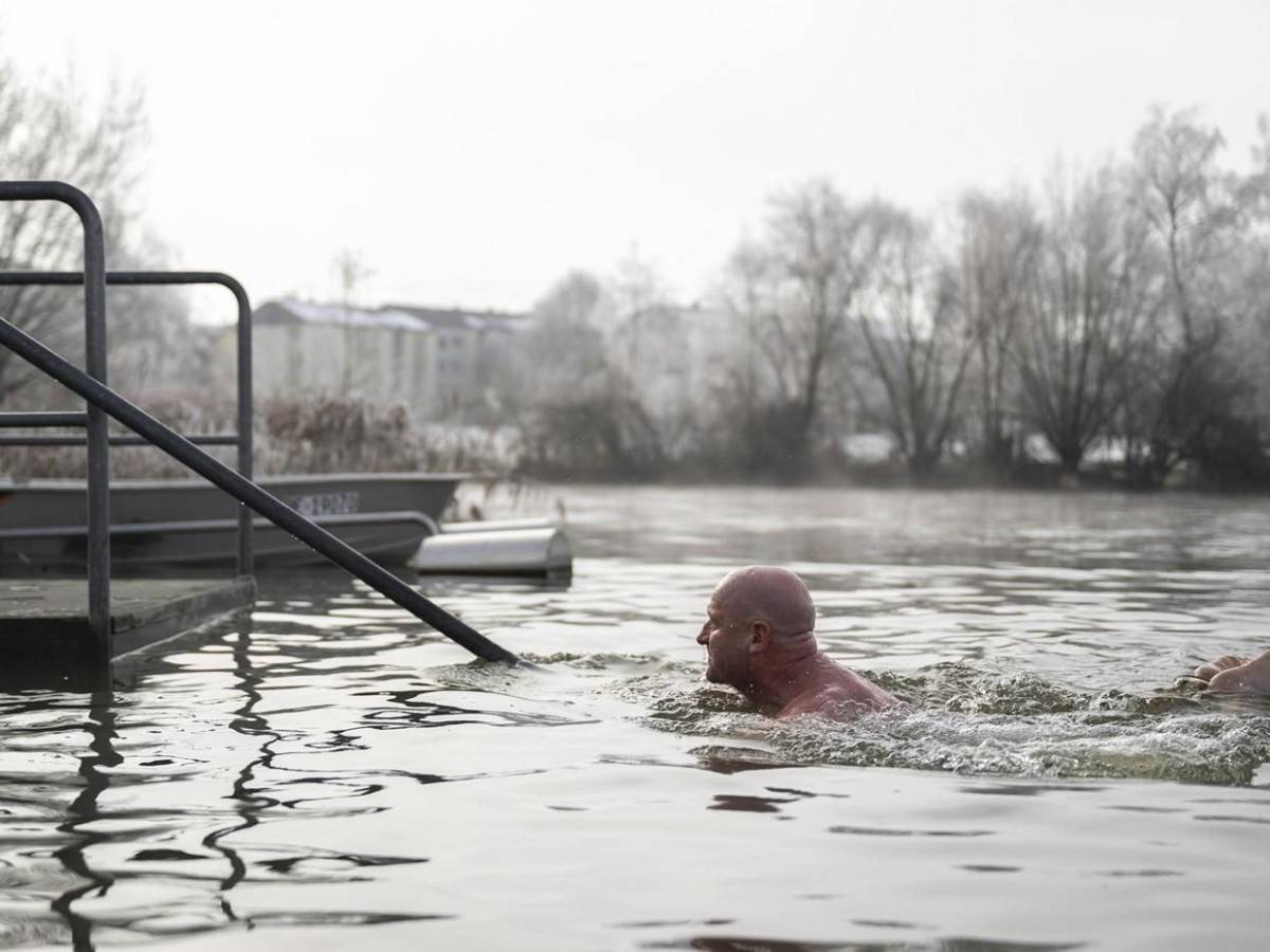 Suiza recibe Año Nuevo 2025 con chapuzón en gélidas aguas del lago Moossee