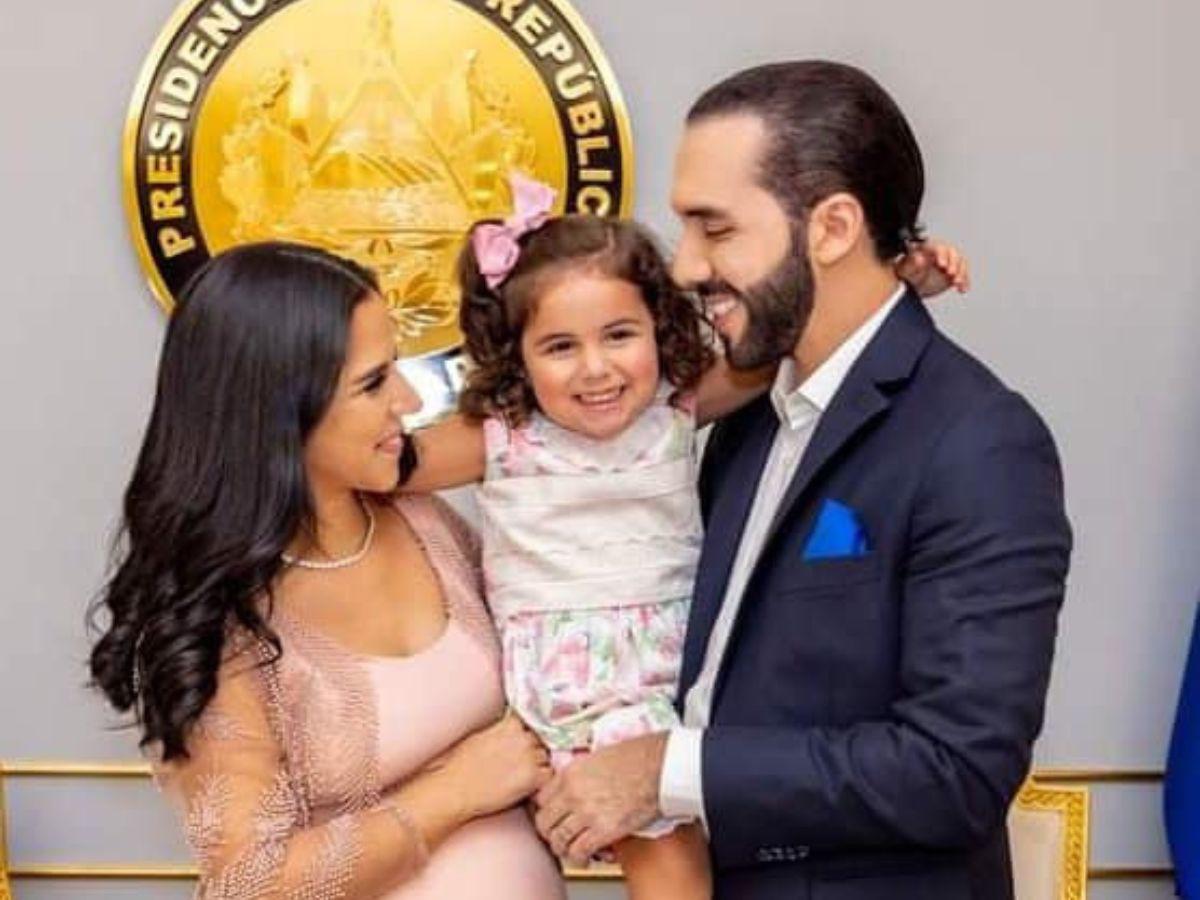 Nayib Bukele le da la bienvenida a su segunda hija, Aminah