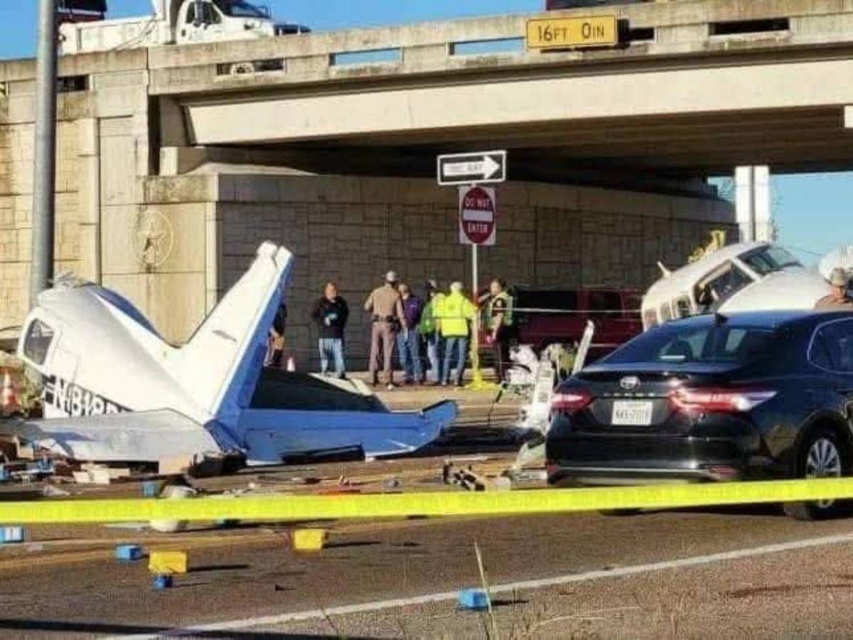 Avioneta aterriza de emergencia y se estrella en autopista de Texas