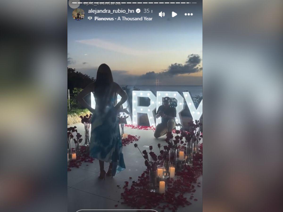 Alejandra Rubio se compromete con su novio en Roatán