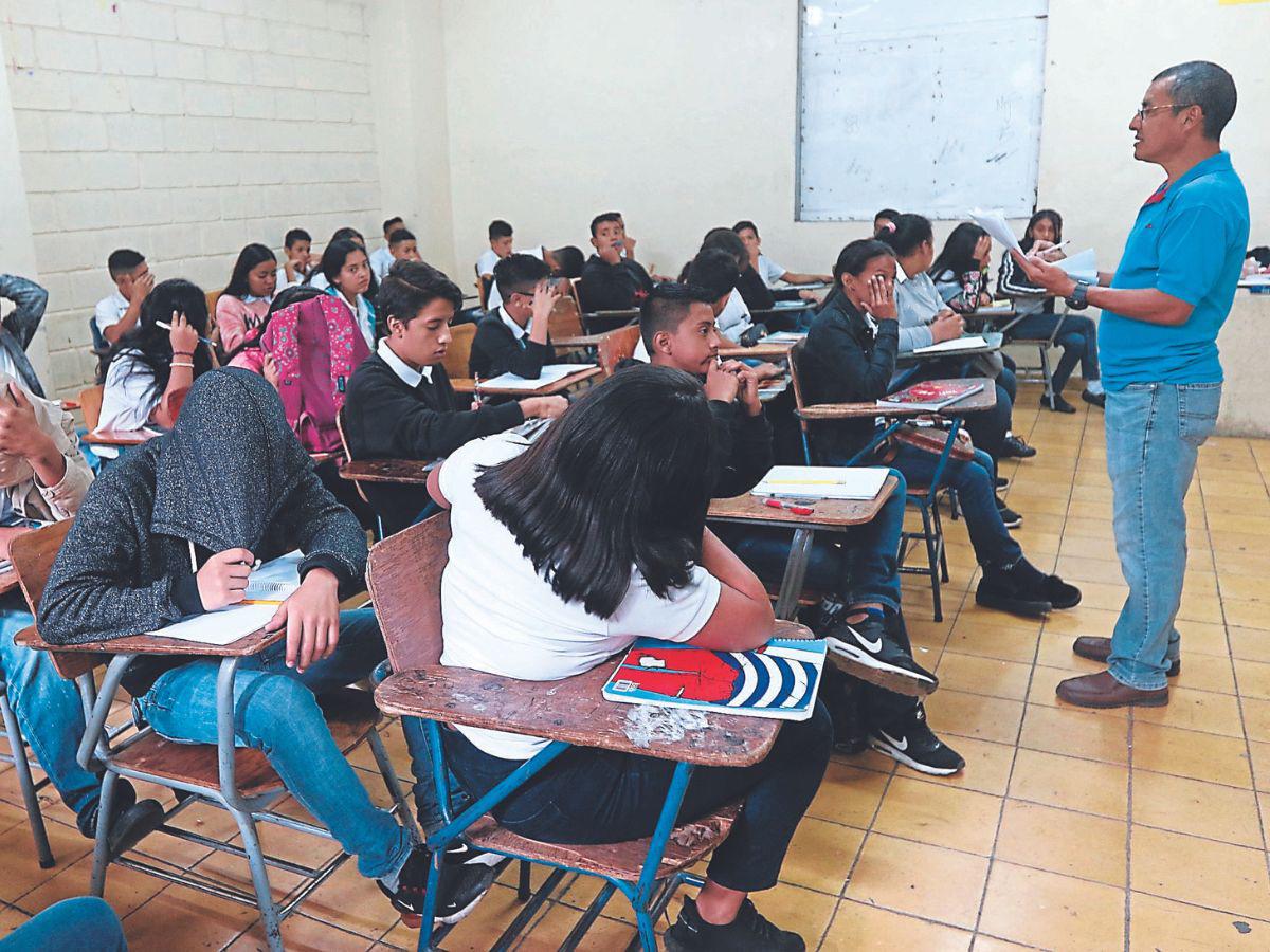 Los alumnos que no logren pasar todas las clases pueden cursar el año y llevar dos clases retrasadas, ya no es solo una.