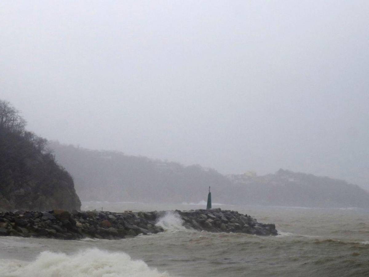 Agatha se degrada a tormenta tropical en la costa suroeste de México