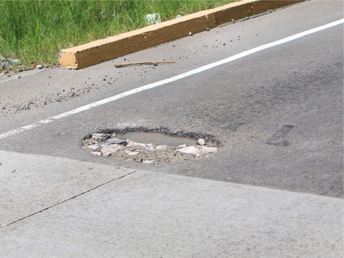 $!En la carretera al sur hay baches que se han formado con el tiempo. La vía no ha recibido mucho mantenimiento.