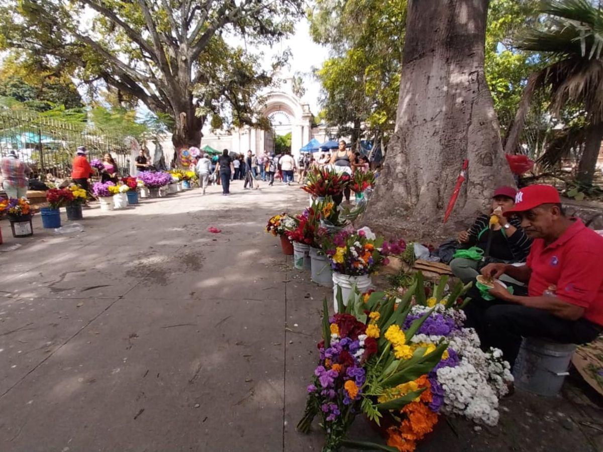 Con flores, globos y alfombras: capitalinos conmemoran el Día de Difuntos