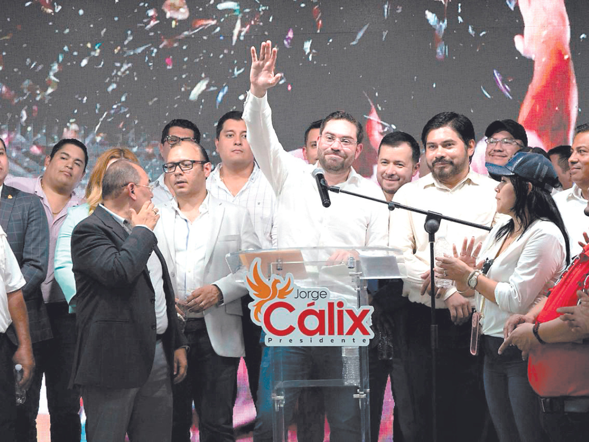 Cálix suma otra corriente de Libre a su precandidatura y critica al gobierno