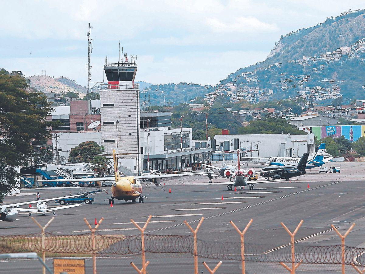 Buscan reactivar aeropuerto Toncontín y bajar precios de los boletos