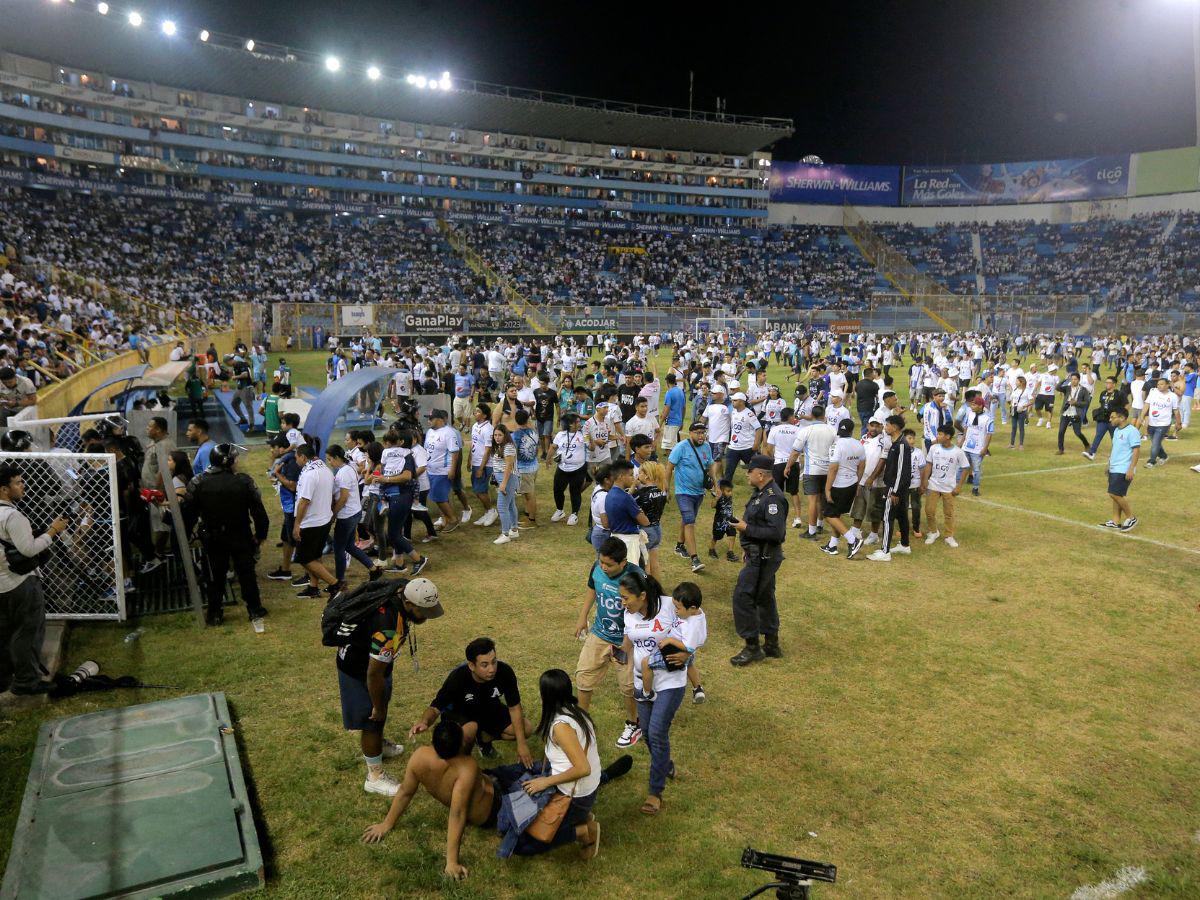 Momentos de terror se vivieron en el estadio Cuscatlán durante y después del incidente violento.