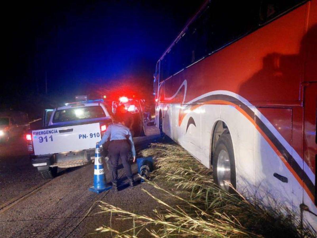 Agentes de la Policía Nacional en la escena del accidente en La Moramulca.