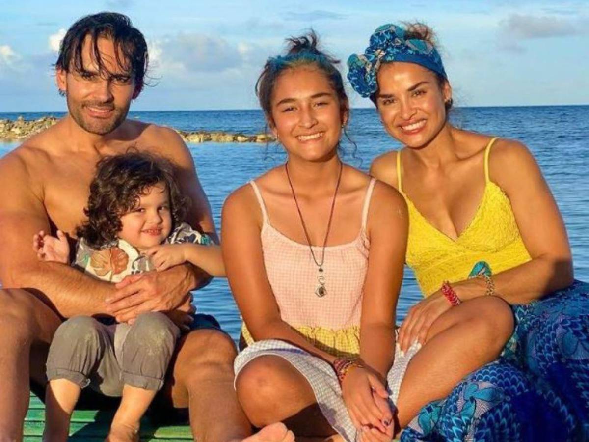 El famoso colombiano disfrutó de las aguas mansas y arena blanca de la isla junto a su familia.