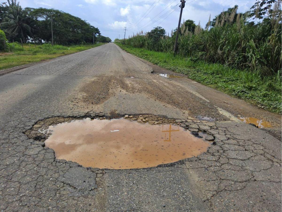 ¡Un peligro! Destrozada carretera hacia zonas turísticas de Atlántida y Colón