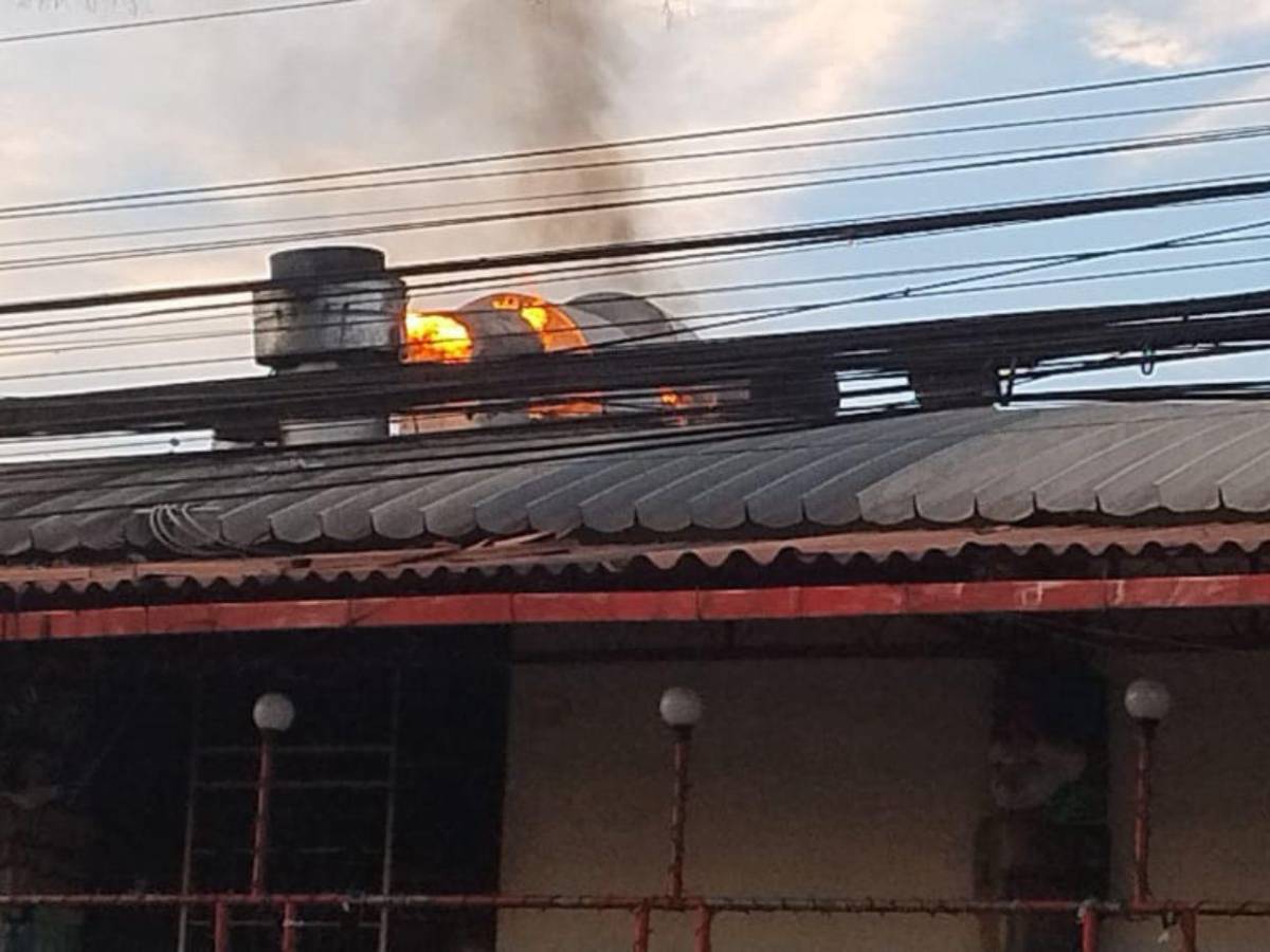 Imágenes del incendio en restaurante emblemático de Tegucigalpa; solo dejó daños materiales