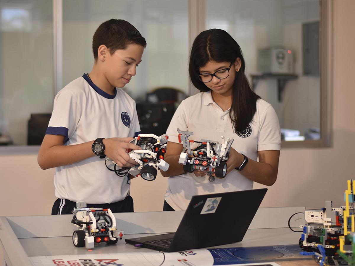 Club de robótica fomentando la educación científica y favoreciendo la capacidad creativa.